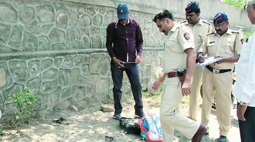 पुणे में भाजपा विधायक की 22 वर्षीय बेटी पर उसके कथित रूप से ठुकराये हुए प्रेमी ने तेजधार हथियार से हमला कर उसे घायल कर दिया है। मामले की जांच करती पुलिस