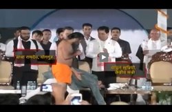स्वामी रामदेव ने केंद्रीय मंत्री बाबुल सुप्रियो से मंच पर लगवाए पुशअप्स, बाबा को बाबुल से मिली कड़ी टक्कर