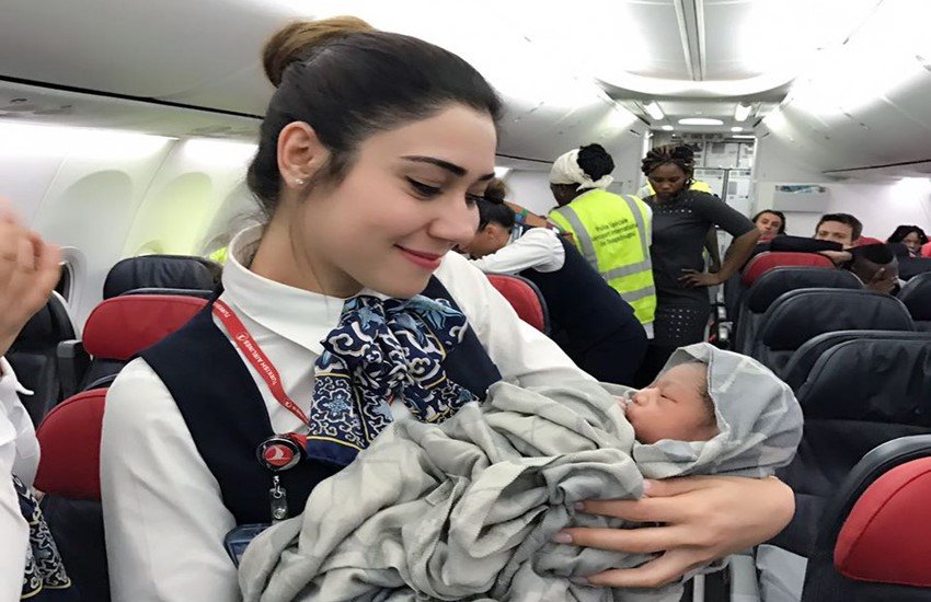 महिला ने 42 हजार फीट पर फ्लाइट में दिया बच्चे को जन्म। (Photo Source: Twitter/Turkish Airlines) महिला ने 42 हजार फीट पर फ्लाइट में दिया बच्चे को जन्म। (Photo Source: Twitter/Turkish Airlines)