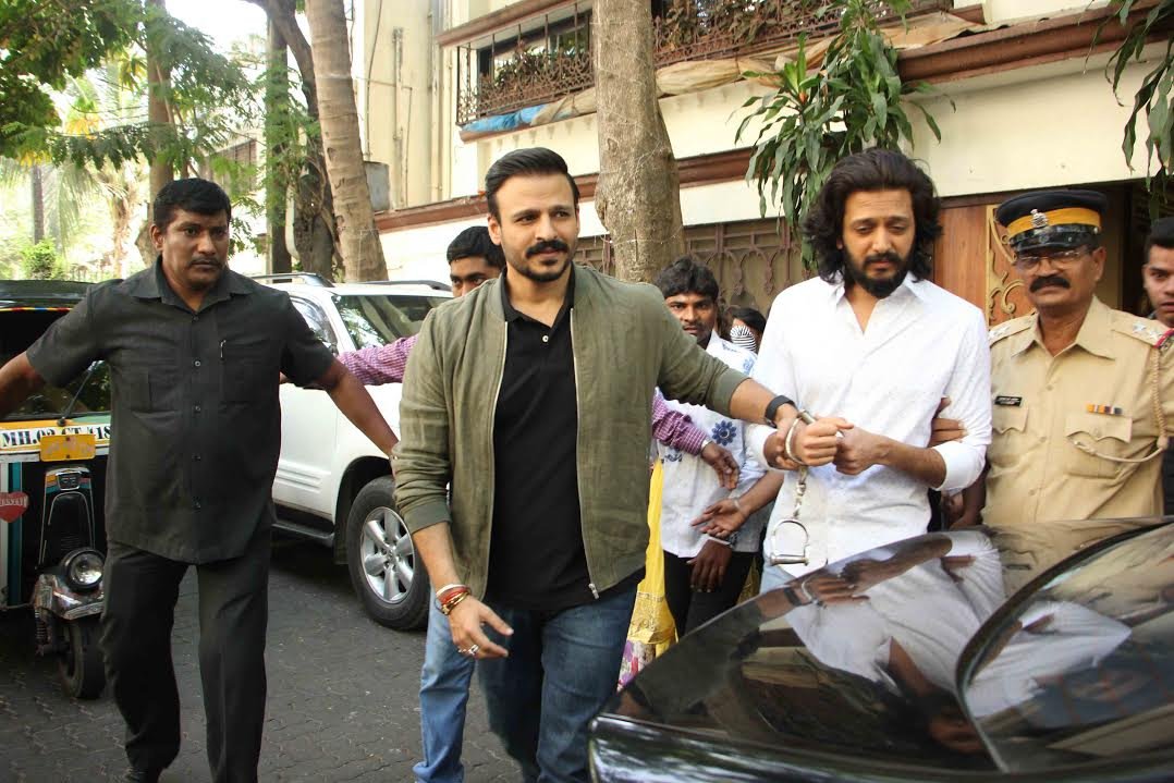 इस फिल्म में रितेश के साथ विवेक ओबरॉय भी हैं। देखिए किस तरह रितेश को बाहर ला रहे हैं विवेक।