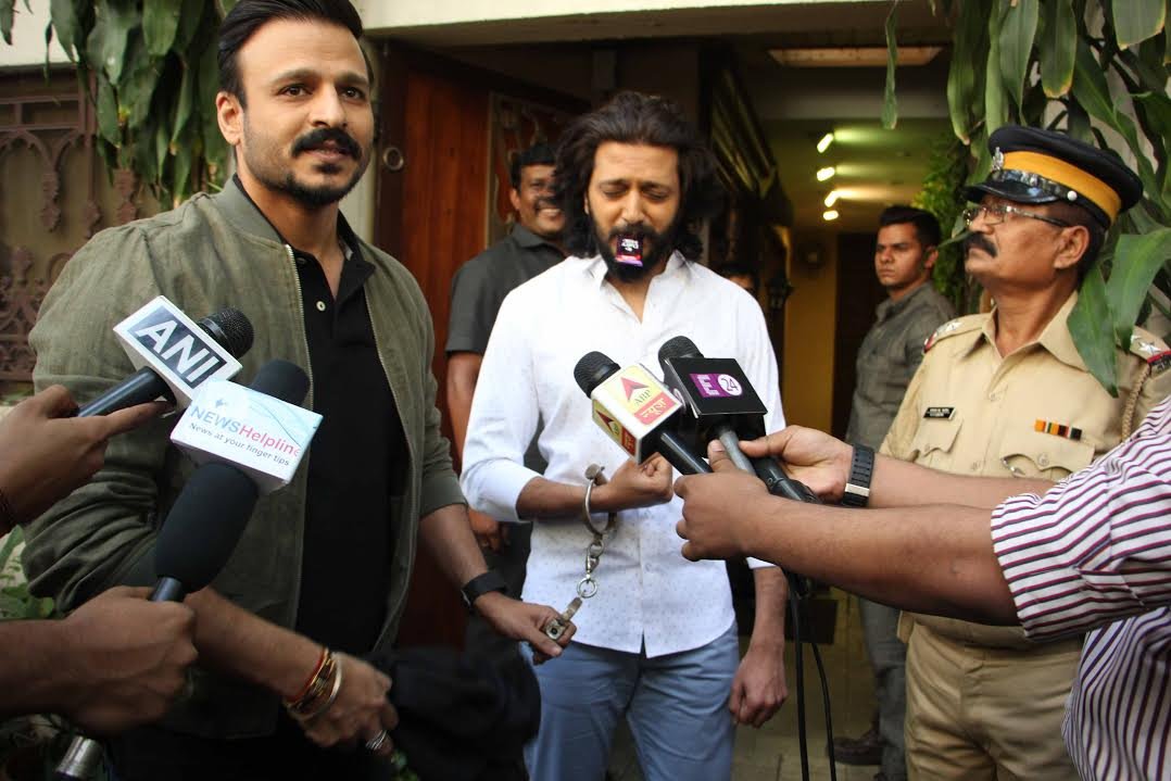 रितेश के चेहरे से कपड़ा हटाया गया तो देखिए उनके मुंह में एक चॉकलेट दिखी।