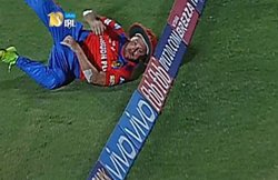 VIDEO: ब्रैंडन मैकलम की टोपी ने क्रिस गेल को बचाया आउट होने से, मैच में 38 बॉल पर ठोके थे 77 रन