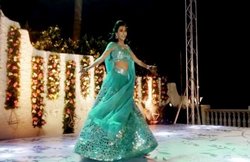 इस दुल्हन ने स्टेज पर पहुंच लगाए जोरदार ठुमके, वायरल हुआ वीडियो