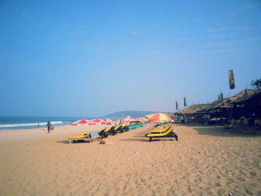 कलंगुट बीच (गोवा)गोवा के सबसे बड़े बीच में से एक है और यहां बहुत ही ज़्यादा भीड़ होती है। हर साल यहां बहुत सारे टूरिस्ट आते है। यहां वाटर स्पॉर्ट और पैराग्लाइडिंग का भी मजा उठा सकते हैं।