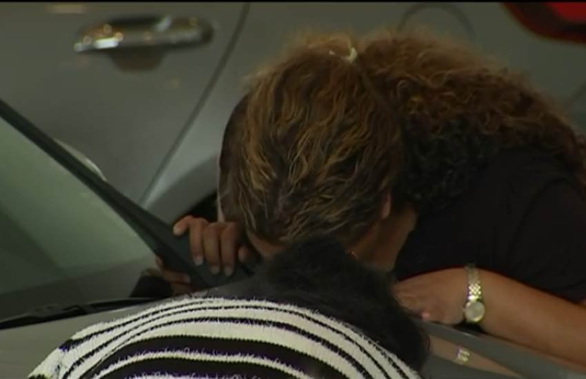 किसिंग प्रतियोगिता में 2 दिन तक लगातार किस करके महिला ने जीती कार। (Photo Source: Screengrab/Facebook) 