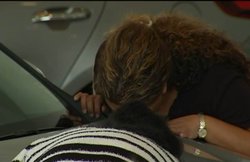 दो दिन तक लगातार KISS करने पर महिला को मिली कार, देखें वीडियो