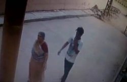 महिला को शिकार बनाता बेखौफ लुटेरा कैमरे में हुआ कैद, बाइक पर बैठकर फरार