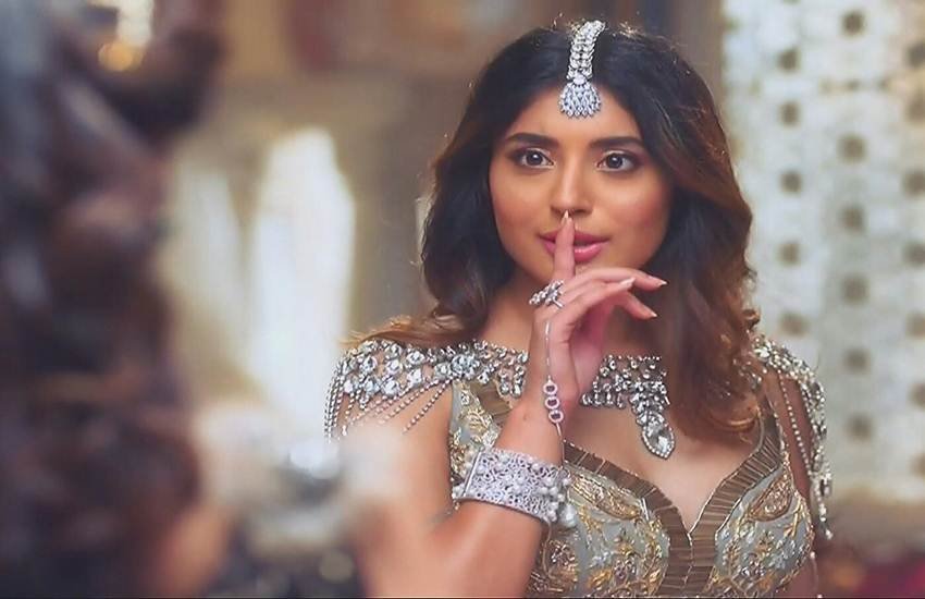 टीवी शो चंद्रकांता के एक सीन में कृतिका कामरा।