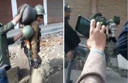 VIDEO: जवानों की सहनशीलता के हो जाएंगे कायल, कश्मीरी युवाओं ने मारी लात फिर भी नहीं दिया जवाब