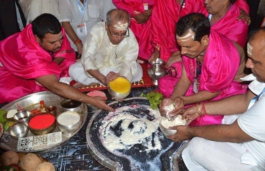 देवघर के बाबा वैद्यनाथ धाम मंदिर में पूजा अर्चना करते हुए। (Image Source: Indian Express) देवघर के बाबा वैद्यनाथ धाम मंदिर में पूजा अर्चना करते हुए। (Image Source: Indian Express)