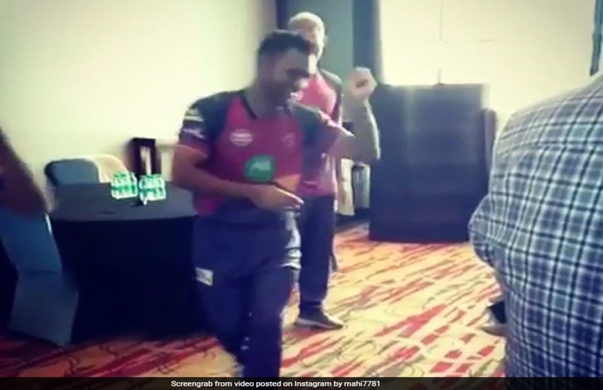 ड्रेसिंग रूम में अपने डांस का जलवा बिखेरते महेंद्र सिंह धोनी।
