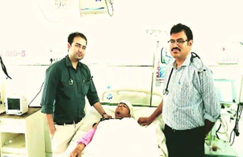सरकारी अस्पताल में मरीज के साथ मौजूद डॉक्टर। (Express Photo) 