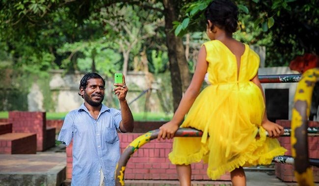 … जब गरीब पिता ने 2 साल बाद दिलाई अपनी बेटी को नई ड्रेस, पूरा किस्सा कर देगा आपको भावुक