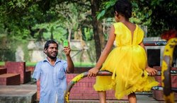 … जब गरीब पिता ने 2 साल बाद दिलाई अपनी बेटी को नई ड्रेस, पूरा किस्सा कर देगा आपको भावुक