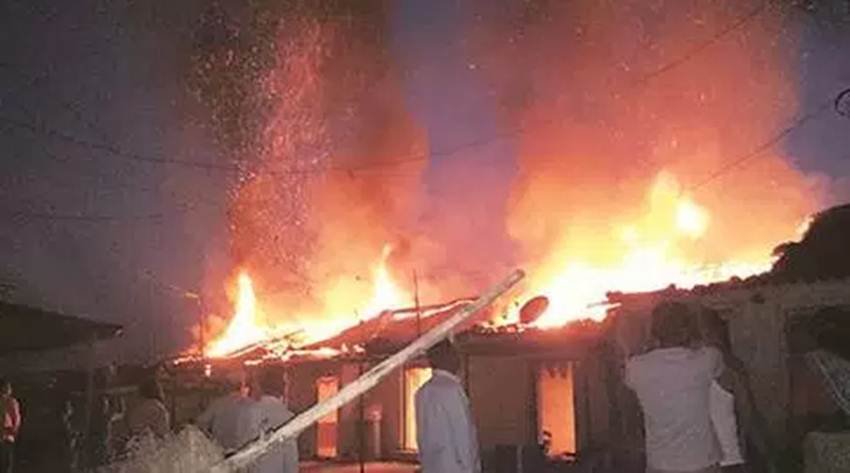 जम्मू-कश्मीर के कुपवाड़ा जिले में दो व्यावसायिक इमारतें और चार आवासीय घर जलकर खाक हो गए। 