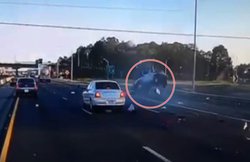 वीडियो: कार को छूते ही तेज रफ्तार जीप के उड़ गए परखच्चे, ड्राइवर को जिंदा देख हैरान लोग