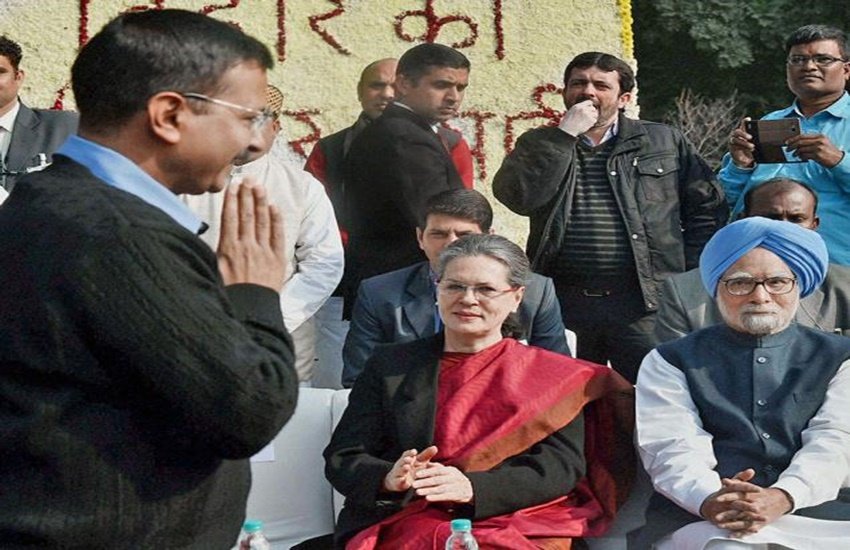 कांग्रेस नेताओं के साथ दिल्ली के मुख्यमंत्री अरविंद केजरीवाल की फाइल फोटो।