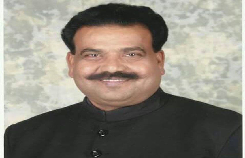 केसर सिंह का कहना है कि बैंक मैनेजर जानकर किसानों के कर्ज माफी की राशि को उनके खाते में जमा नहीं करा रहे हैं। (Photo Source: Facebook)