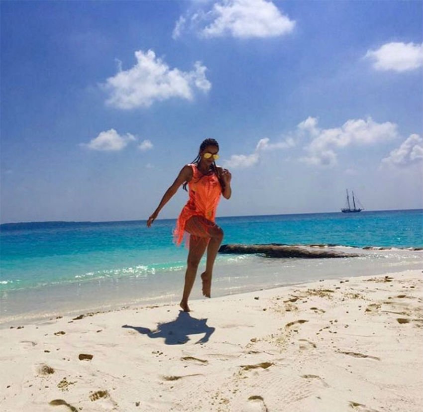 मालदीव के बीच पर मस्ती करती दिखीं मलाइका अरोड़ा खान।