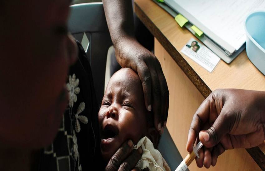 विश्व स्वास्थ्य संगठन (डब्ल्यूएचओ) ने सोमवार को तीन अफ्रीकी देशों- घाना, केन्या और मलावी को दुनिया का पहला मलेरिया टीका दिए जाने की घोषणा की। (AP) विश्व स्वास्थ्य संगठन (डब्ल्यूएचओ) ने सोमवार को तीन अफ्रीकी देशों- घाना, केन्या और मलावी को दुनिया का पहला मलेरिया टीका दिए जाने की घोषणा की। (AP)