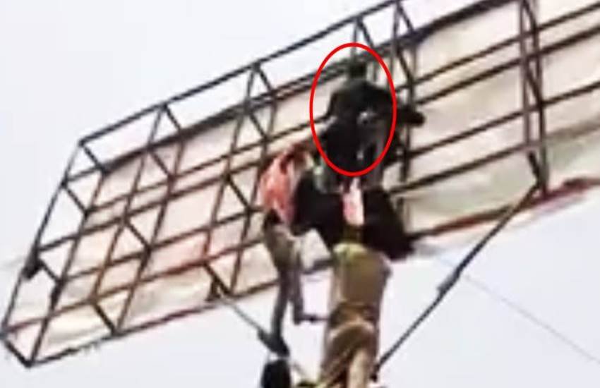 ठुकराए जाने पर बॉलिवुड की सुपरहिट फिल्म शोले का ‘वीरू’ बना युवक। (Source: Peeyush Khandelwal/YouTube) ठुकराए जाने पर बॉलिवुड की सुपरहिट फिल्म शोले का ‘वीरू’ बना युवक। (Source: Peeyush Khandelwal/YouTube)