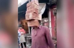 VIDEO: पाकिस्तानी का अनोखा हुनर, दांत से एक नहीं, दो नहीं बल्कि पूरी 6 ईंट उठाकर चल लेता है ये शख्स