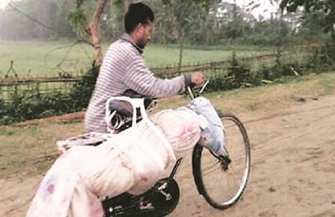 असम के सीएम सर्बानंद सोनोवाल की विधान सभा में साइकिल पर 18 वर्षीय भाई का शव लेकर जाते शख्स की तस्वीर आई सामने