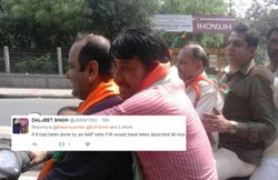 बिना हेलमेट प्रचार पर निकले मनोज तिवारी और महेश गिरी, लोगों ने घेरा, लिखा – है किसी में एक्शन लेने की हिम्मत ?