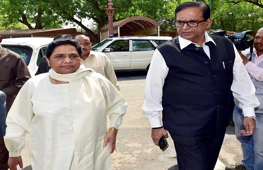 बसपा अध्यक्ष मायावती और पार्टी महासचिव सतीश चंद्र मिश्रा। (फोटो-PTI)