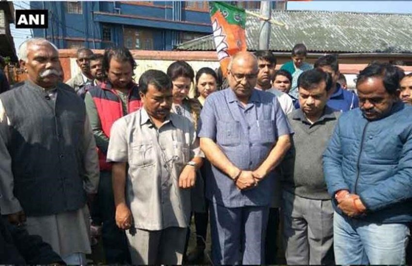 एक कार्यक्रम के शुरुआत में भाजपा के सदस्य विनोद खन्ना के लिए दो मिनट का मौन रखते हुए।