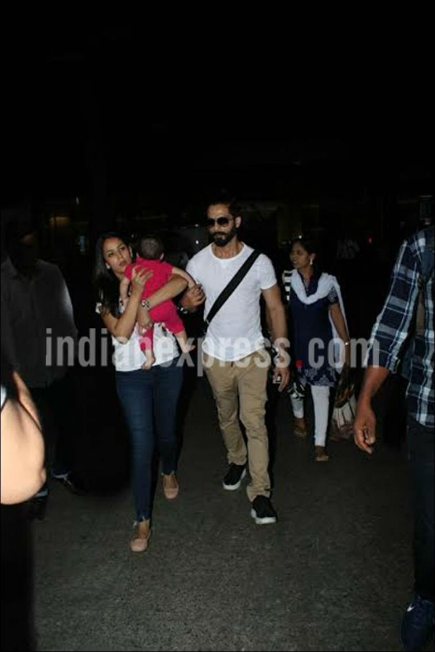 मां की गोद में बैठी मीशा ने इस दौरान पिंक ड्रेस पहना था।