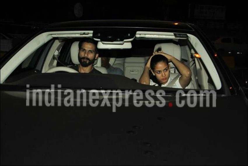 जब भी शाहिद बेटी के साथ बाहर जाते थे या फिर एयरपोर्ट पर स्पॉट होते थे। तो वो हमेशा मीडिया के सामने बेटी को पूरी तरह से कवर कर लेते हैं। लेकिन यह पहला मौका है जब कैमरों से शाहिद ने बेटी को नहीं छिपाया।