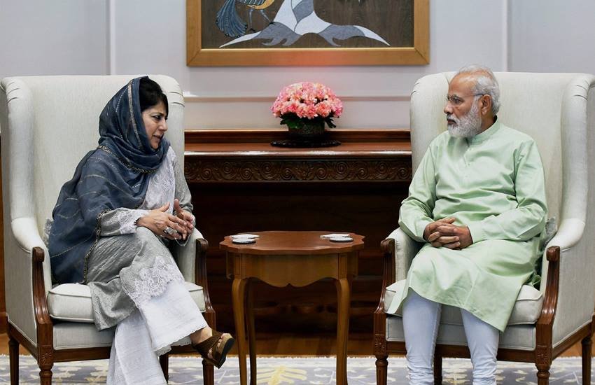 महबूबा मुफ्ती और प्रधानमंत्री नरेंद्र मोदी।