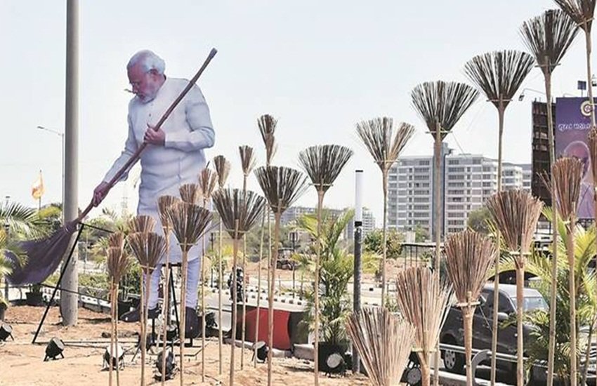 नरेंद्र मोदी का यह कटआउट रीयल स्टेट ग्रुप ने लगवाया है। वह क्लीन इंडिया का मैसेज दे रहा है। PTI