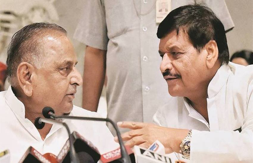 शिवपाल सिंह के साथ मुलायम सिंह यादव। फाइल फोटो