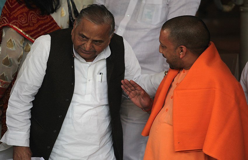 सपा संरक्षक मुलायम सिंह यादव और मुख्यमंत्री योगी आदित्यनाथ बातचीत करते हुए। (फोटो-एक्सप्रेस आर्काइव)