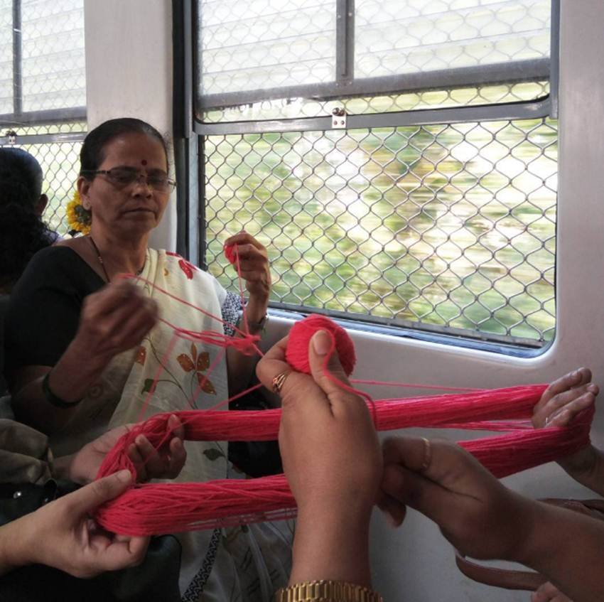 शायद अपने किसी पोते या नाती के लिए ट्रेन में स्वेटर बुनने की तैयारी में एक महिला। (Source: Anushree Fadnavis, Instagram)