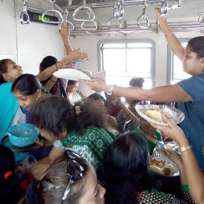 अपनी किसी खुशी का जश्न मनाता हुआ कोई परिवार जो ट्रेन में ही मना रहा पिकनिक। (Source: Anushree Fadnavis, Instagram)