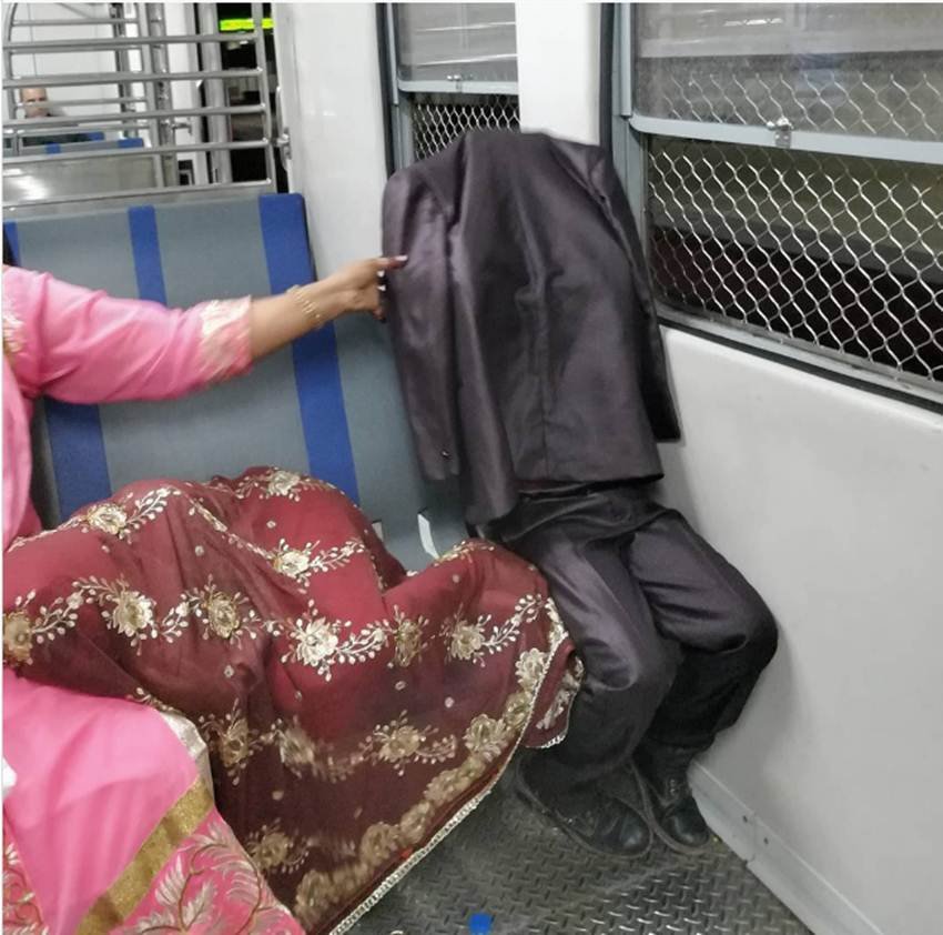 किसी की शादी-बारात के प्रोग्राम से थककर अपने घर वापिस लौटता हुआ परिवार। (Source: Anushree Fadnavis, Instagram)