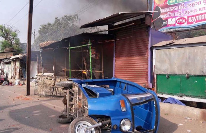 असामाजिक तत्वों ने मौके का फायदा उठाते हुए कुछ दुकानों में आग लगा दी और एनएच जाम कर दिया। (फोटो- डॉ. अशोक प्रियदर्शी)