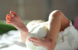 पुरुष नर्स ने नवजात को घोषित किया मृत, दफनाए जाने से ठीक पहले रो पड़ी बच्ची, डॉक्टर ने दी बचाव में अमानवीय दलील