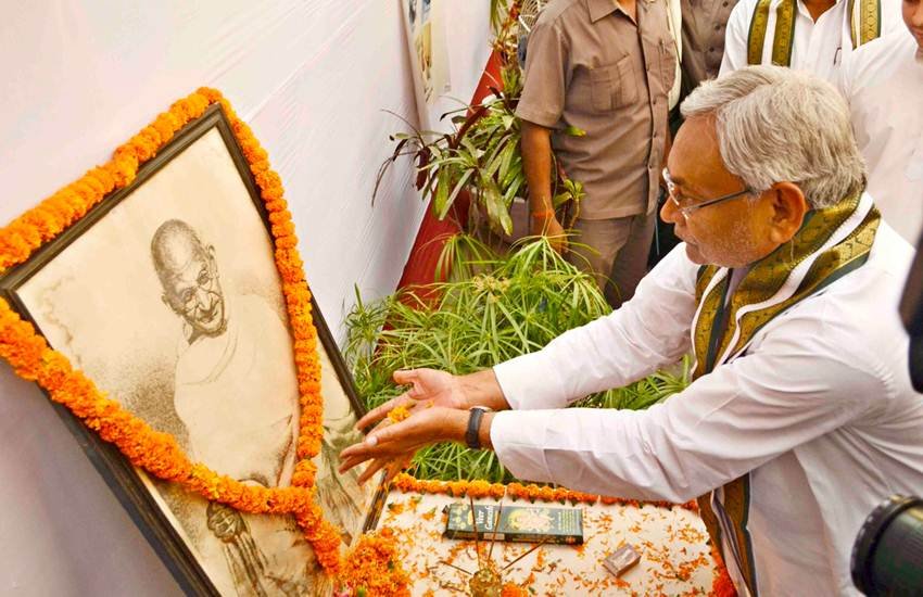 चंपारण सत्याग्रह शताब्दी समारोह के तहत मुख्यमंत्री नीतीश कुमार बापू को श्रृद्धांजलि अर्पित करते चंपारण सत्याग्रह शताब्दी समारोह के तहत मुख्यमंत्री नीतीश कुमार बापू को श्रृद्धांजलि अर्पित करते