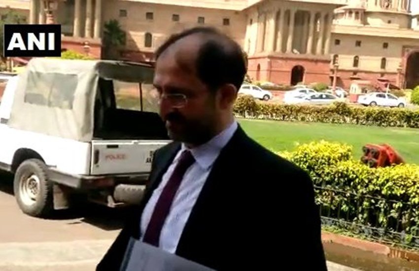 नई दिल्ली स्थित विदेश मंत्रालय जाते पाकिस्तान के उप उच्चायुक्त सैयद हैदर शाह। (फोटो-ANI)