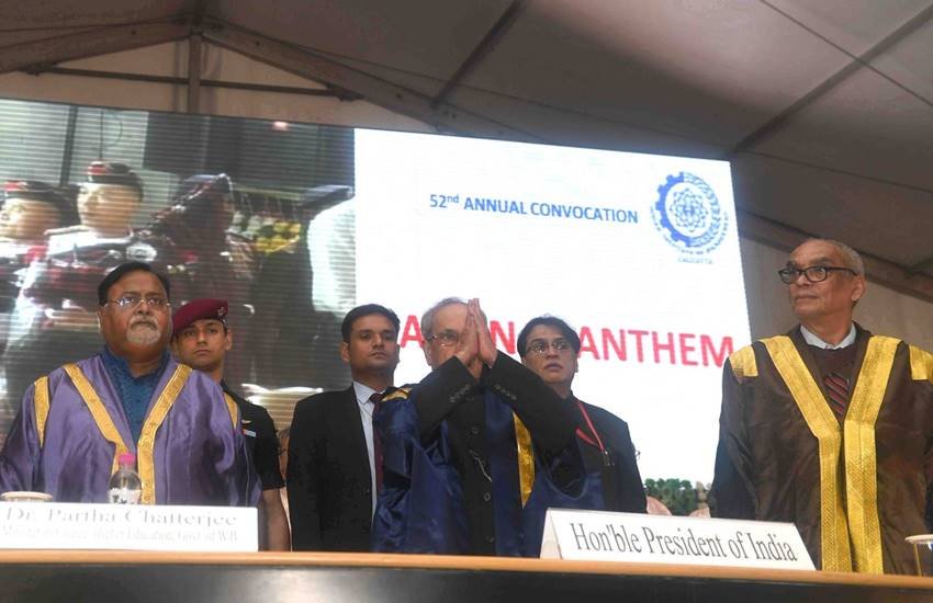 भारतीय प्रबंध संस्थान (आईआईएम) कलकत्ता के 52वें दीक्षांत समारोह में राष्ट्रपति प्रणव मुखर्जी शामिल हुए। (Image Source : ANI)