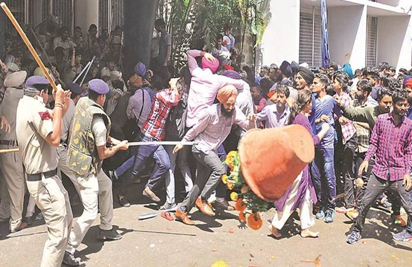 पंजाब विश्वविद्यालय (पीयू) में फीस वृद्धि के खिलाफ आज यहां प्रदर्शन के हिंसक हो जाने के बाद 52 विद्यार्थी गिरफ्तार कर लिए गए। 