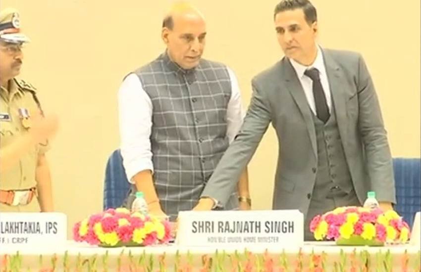 गृह मंत्री राजनाथ सिंह और फिल्म अभिनेता अक्षय कुमार ने ‘‘भारत के वीर’’ नामक पोर्टल को लॉन्च किया (ANI)