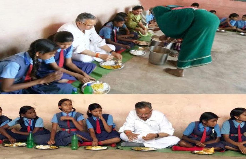 स्कूली बच्चों के साथ मिड डे मील खाते मुख्यमंत्री रमण सिंह। (फोटो- आईएएनएस)