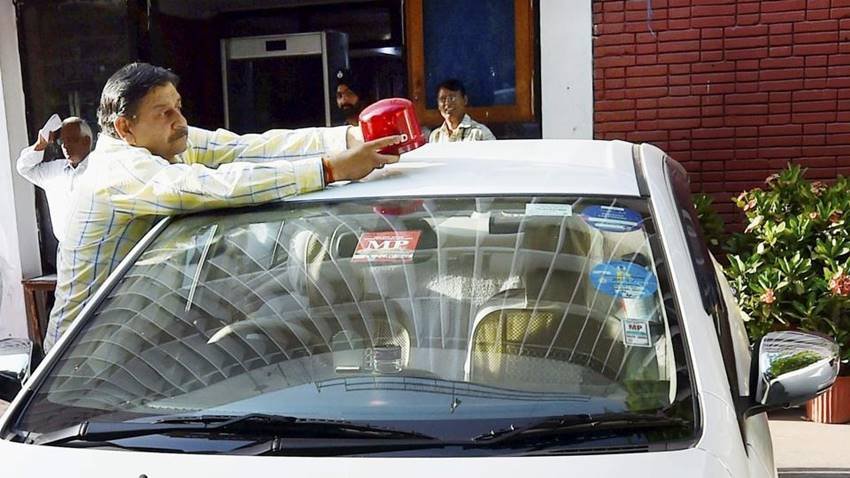 विजय गोयल की कार से लाल बत्ती हटाता ड्राइवर (पीटीआई) विजय गोयल की कार से लाल बत्ती हटाता ड्राइवर (पीटीआई)