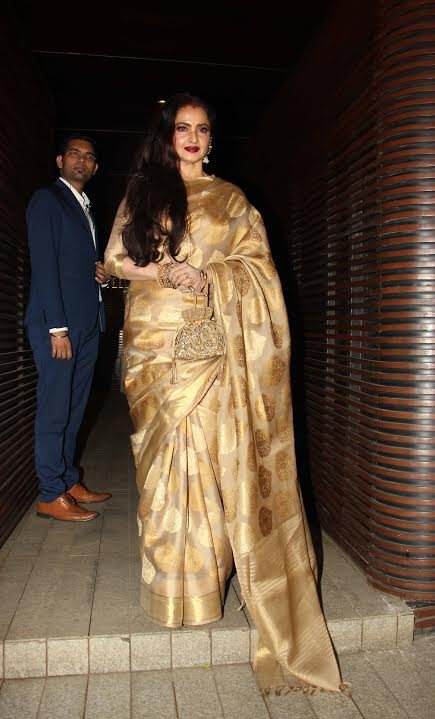 प्रियंका ने हाल ही में एक पार्टी रखी थी। इस पार्टी में बॉलीवुड के कई सेलेब्स मौजूद रहे। रेखा अपने सदाबहार अंदाज में बेहद खूबसूरत नजर आईं।