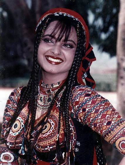 रेखा और विनोद मेहरा की शादी और रिश्ते को लेकर तमाम तरह की बातें की जाती हैं। एक तरफ जहां एक्टर्स देर-सवेर अपनी शादी को लेकर खुलासे करते रहे। रेखा हमेशा इस बात पर बनी रहीं कि वह सिंगल हैं।